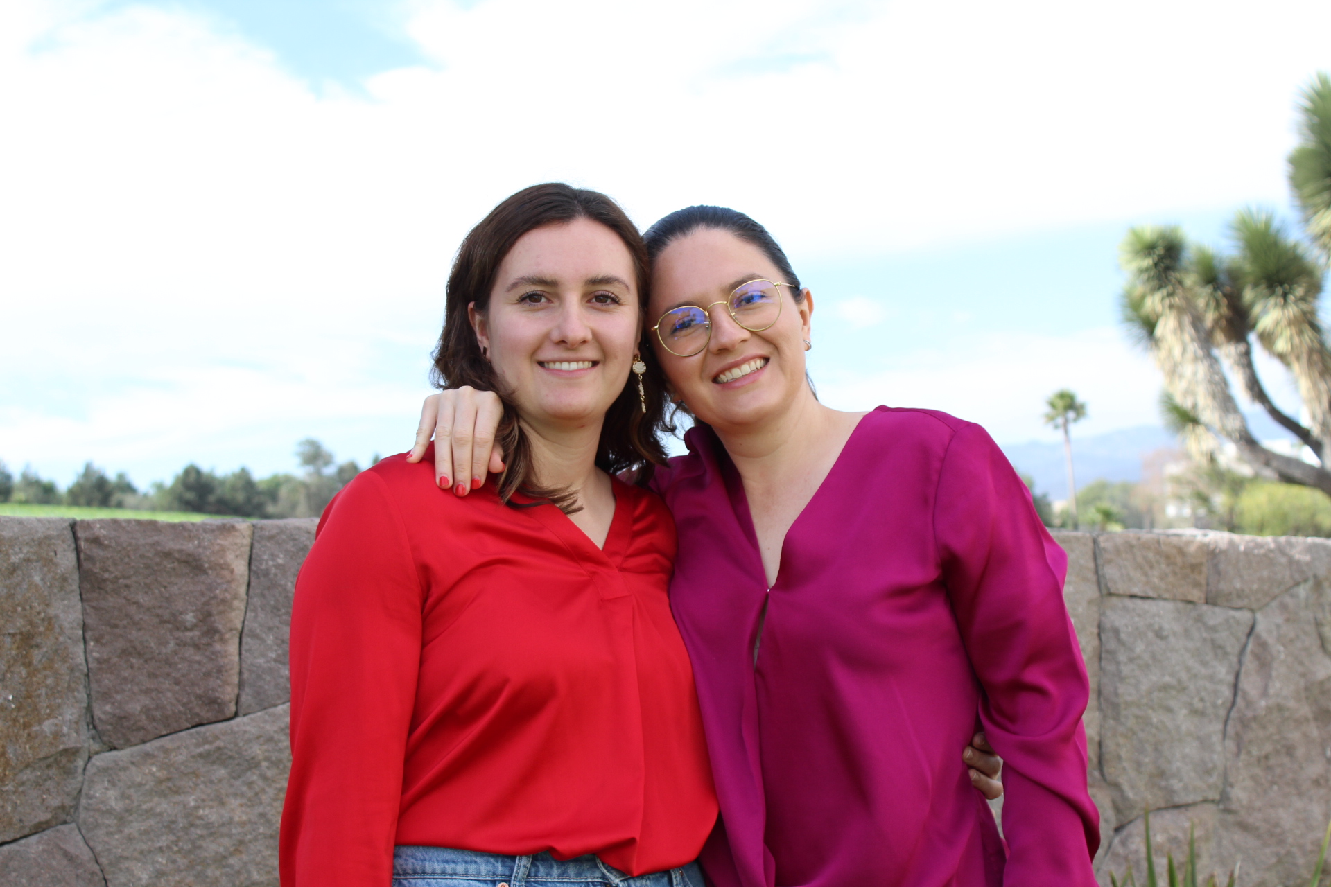 Karla (rojo) & Montserrat (rosa), co-fundadoras de Ella Completa.